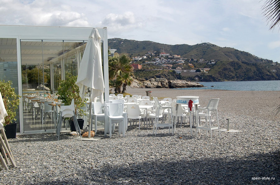 Аренда квартиры в Альмуньекаре на берегу  моря, кафе на пляже