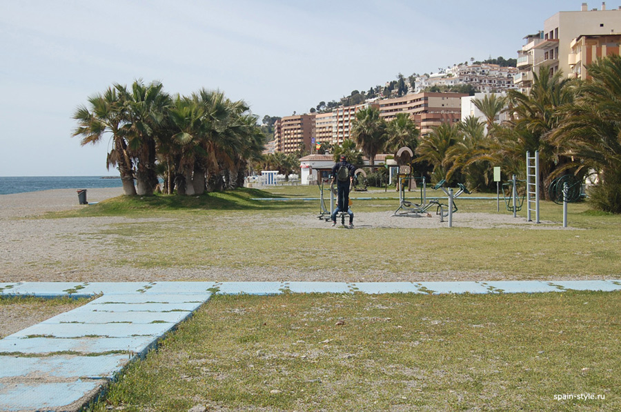 Аренда квартиры в Альмуньекаре на берегу  моря, спортивная площадка на пляже