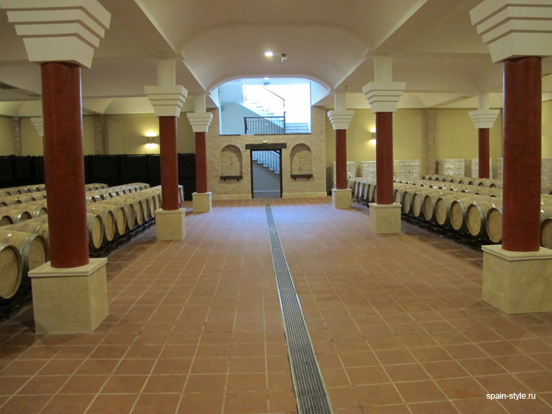 Винодельня с виноградниками в Испании, Малага винный погреб