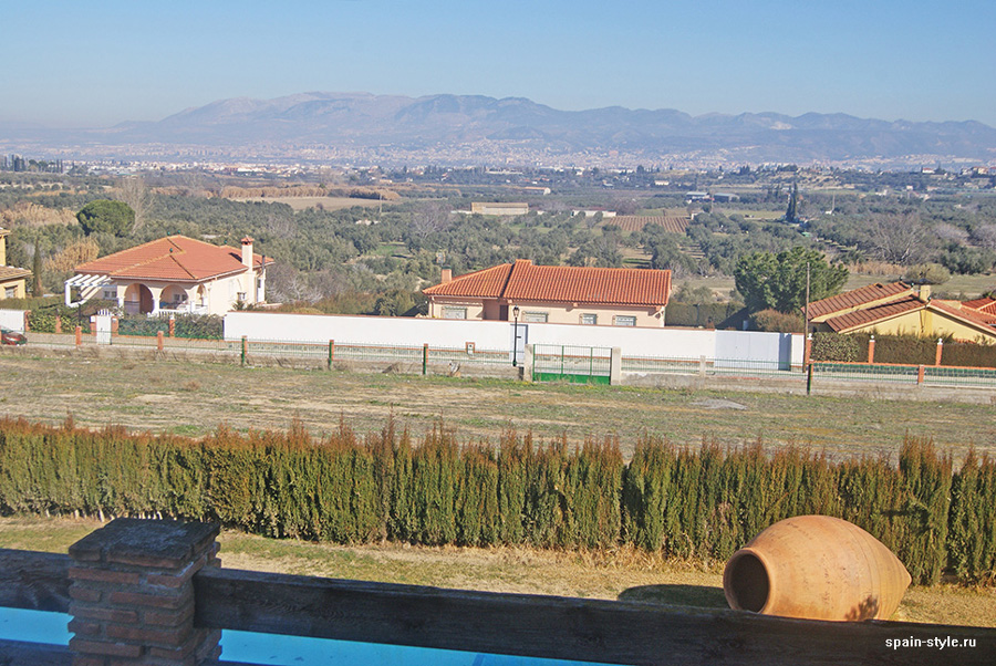 View of the pool and  the Sierra Nevada mountains