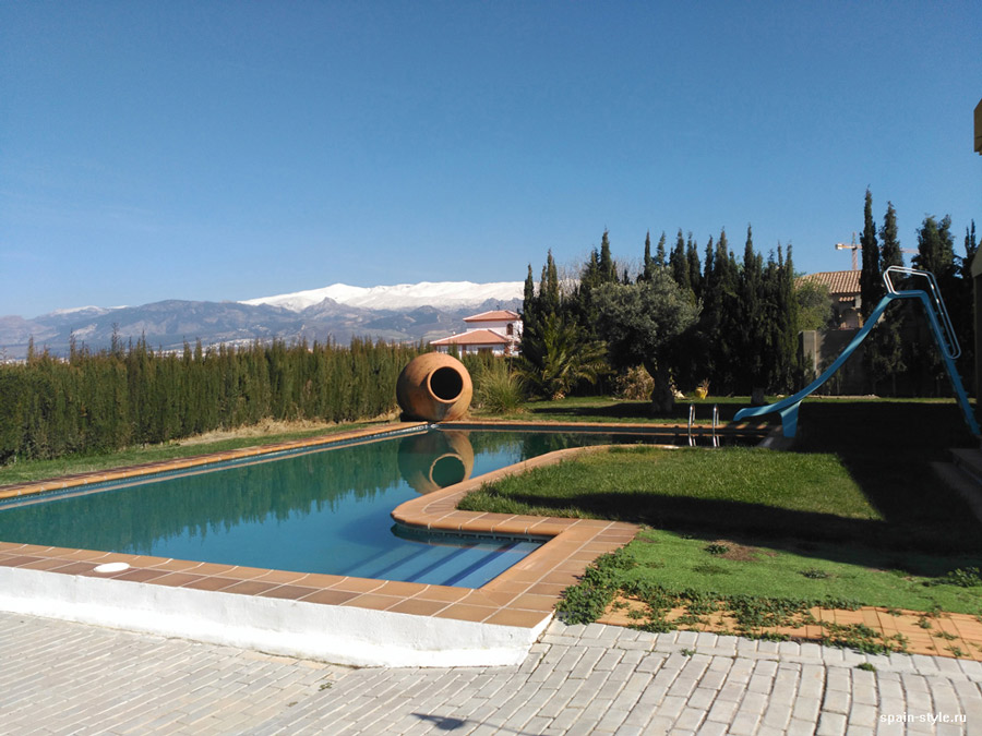 Vista a la piscina y las montañas de Sierra Nevada