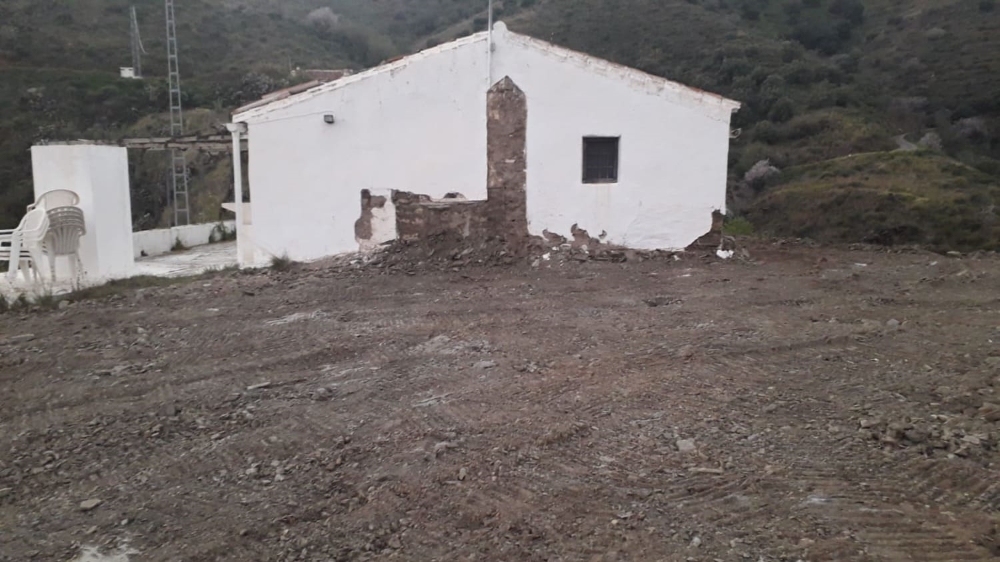 Farmhouse with a plot of terraced land in Torrox