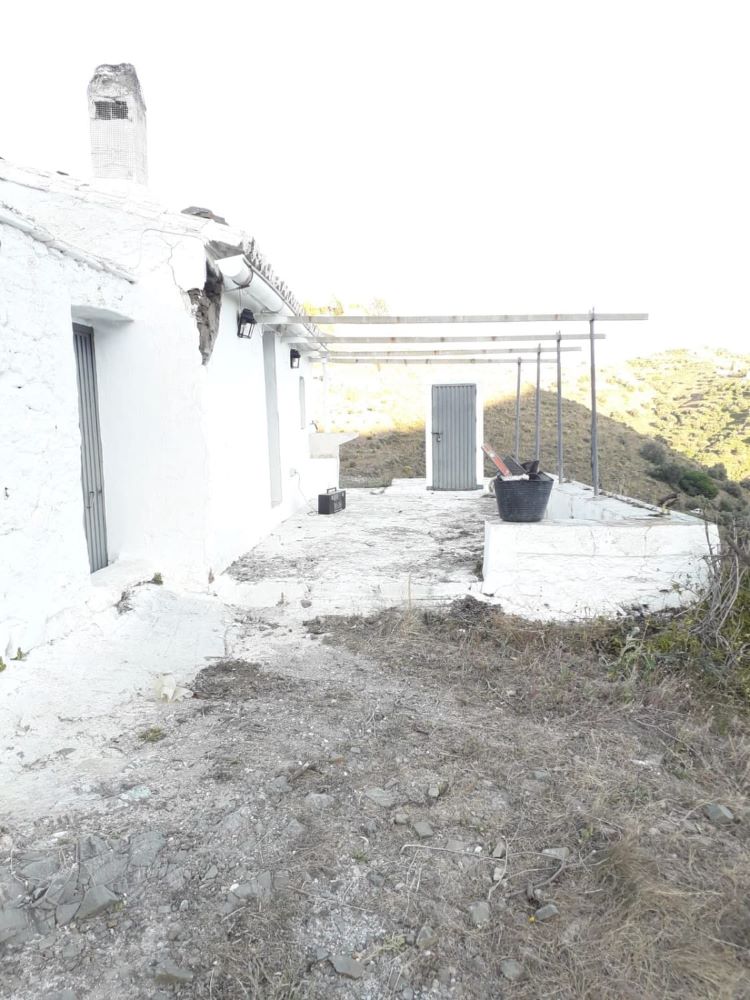  Farmhouse with a plot of terraced land in Torrox