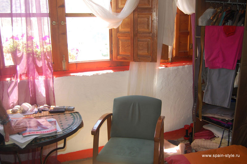 комната, Экзотический вегетарианский ресторан  в  горах Альпухарры