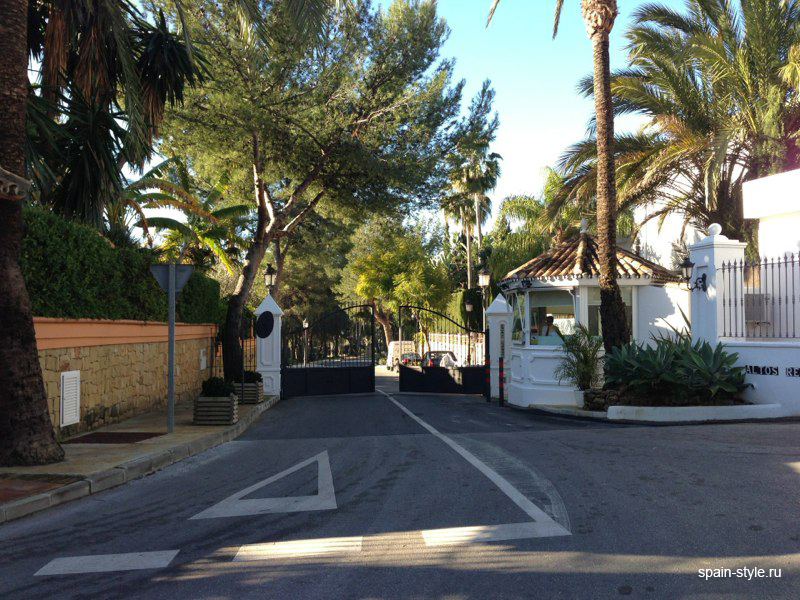 Entrada de la urbanización,  Villa de lujo en Marbella 