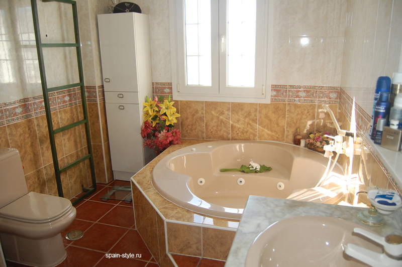 Seaview villa for sale in Nerja  , En-suite bathroom with Jacuzzi