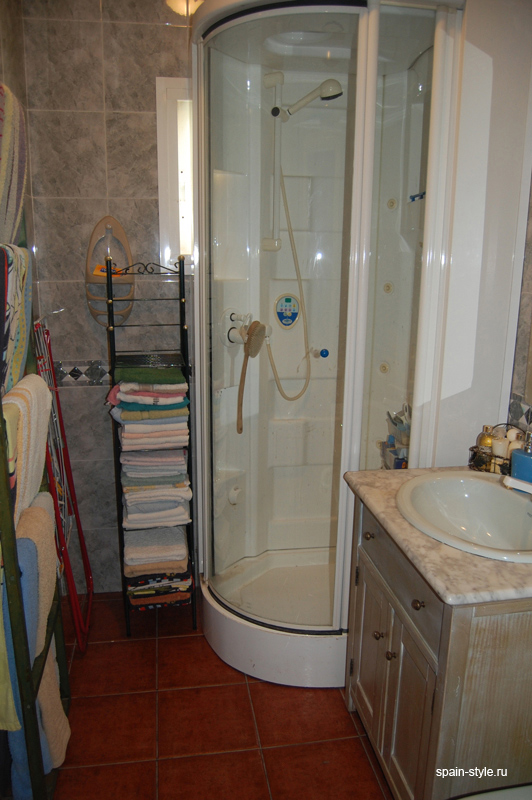 Вилла с видом на море в Нерхе, ванная комната с душем